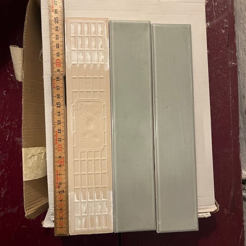 Mønstret gulvfliser i rosa, sort , hvid og orange | DBA