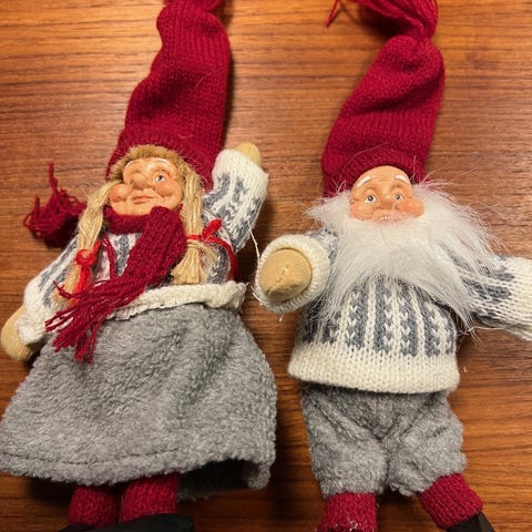 Nissepar, gamle ansigter, rød, hvid og sort tøj | DBA