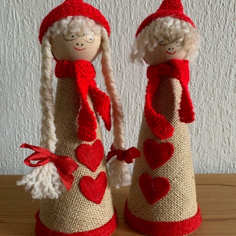 Nissepar, gamle ansigter, rød, hvid og sort tøj | DBA