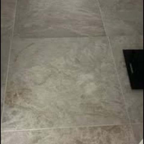 Mønstret gulvfliser i rosa, sort , hvid og orange | DBA