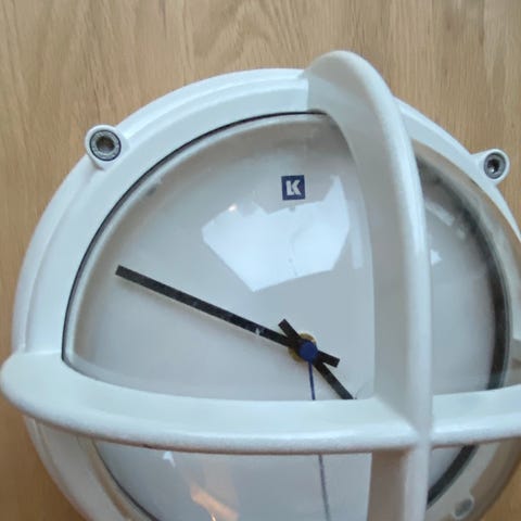 Quartz vægur rund sort og hvid | DBA