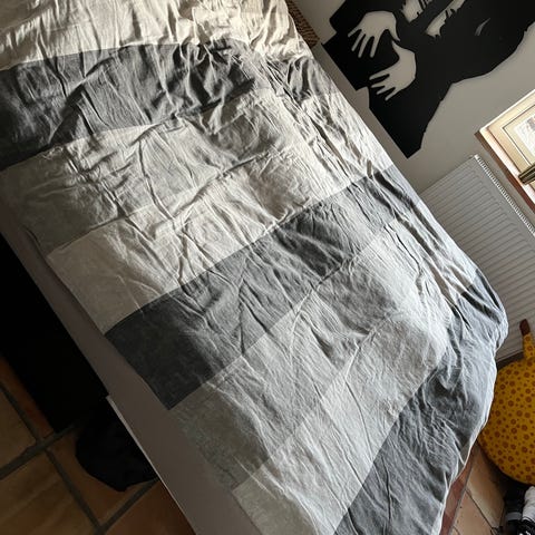 IKEA seng med hvid ramme og sort polstret hovedgærde | DBA