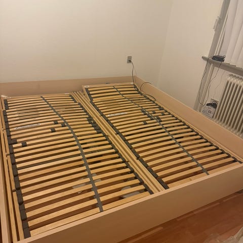 IKEA seng med hvid ramme og sort polstret hovedgærde | DBA