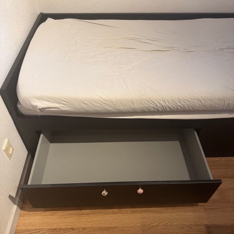 IKEA seng med hvid ramme og sort polstret hovedgærde | DBA