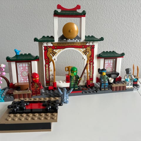 LEGO Ninjago dojo med smedje, tebod og træningsplads, 2 minifigurer | DBA