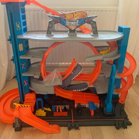 Hot Wheels garage + bane | DBA