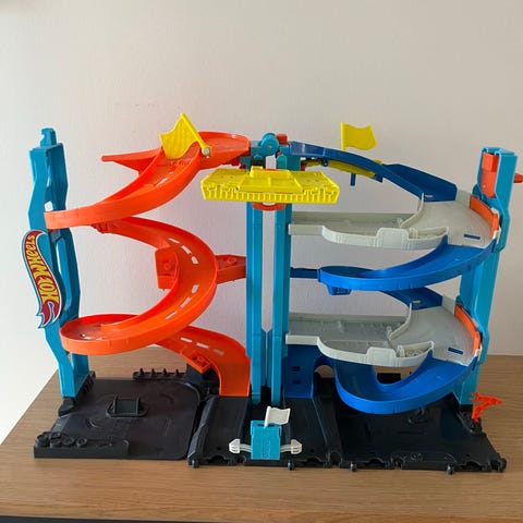 Hot Wheels garage + bane | DBA
