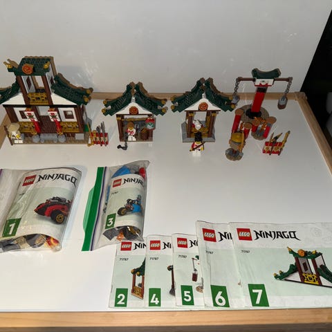 LEGO Ninjago dojo med smedje, tebod og træningsplads, 2 minifigurer | DBA