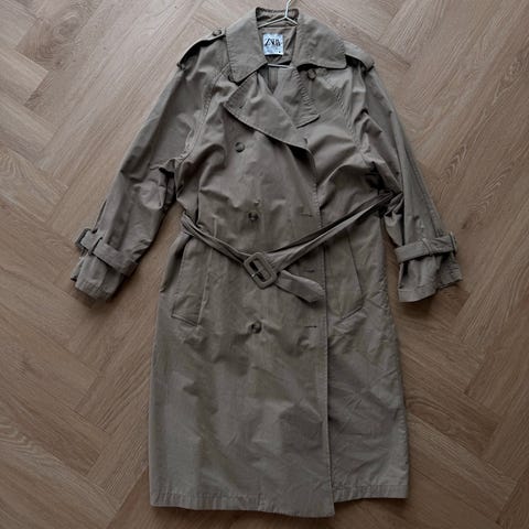 Calvin Klein trenchcoat i patent og uld | DBA
