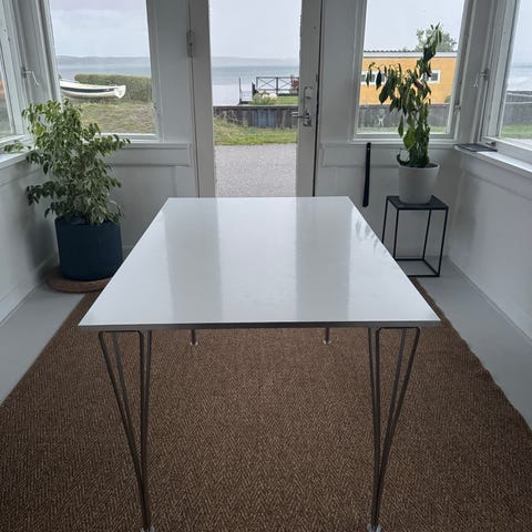 Fritz Hansen Piet Hein bord hvid med stålben | DBA