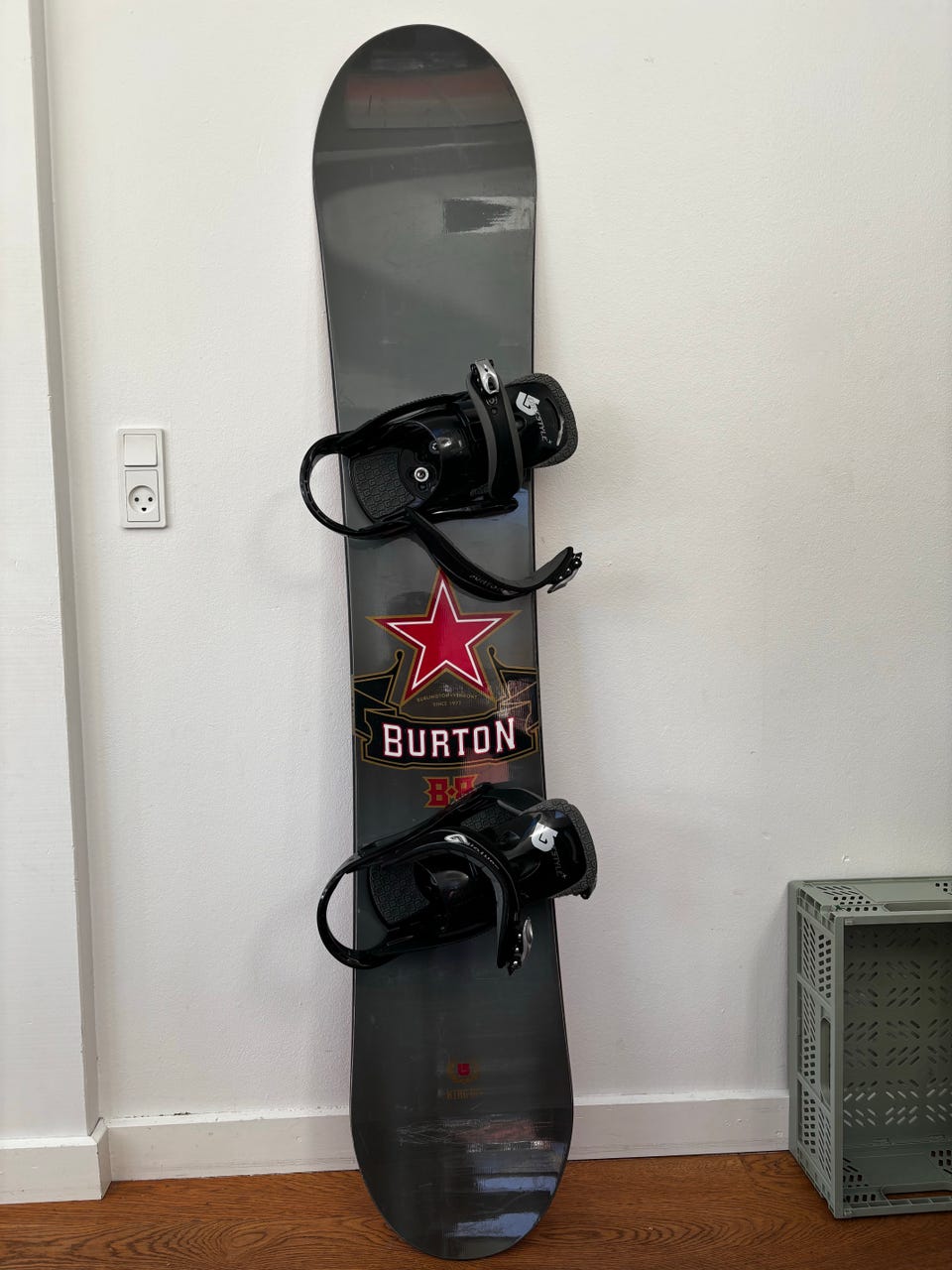 burton king snowboard Kids' Custom Smalls 2026 Featuring a Super Fly 800G Core and PurePop Camber 162 Burton King Snowboard for