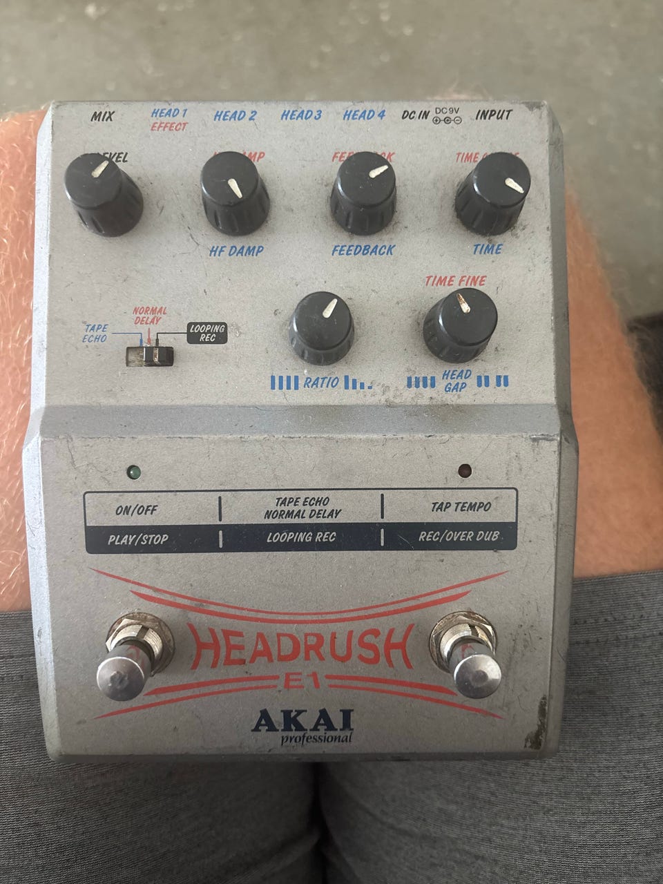 Akai Headrush E1 guitar effektpedal delay/looper | DBA