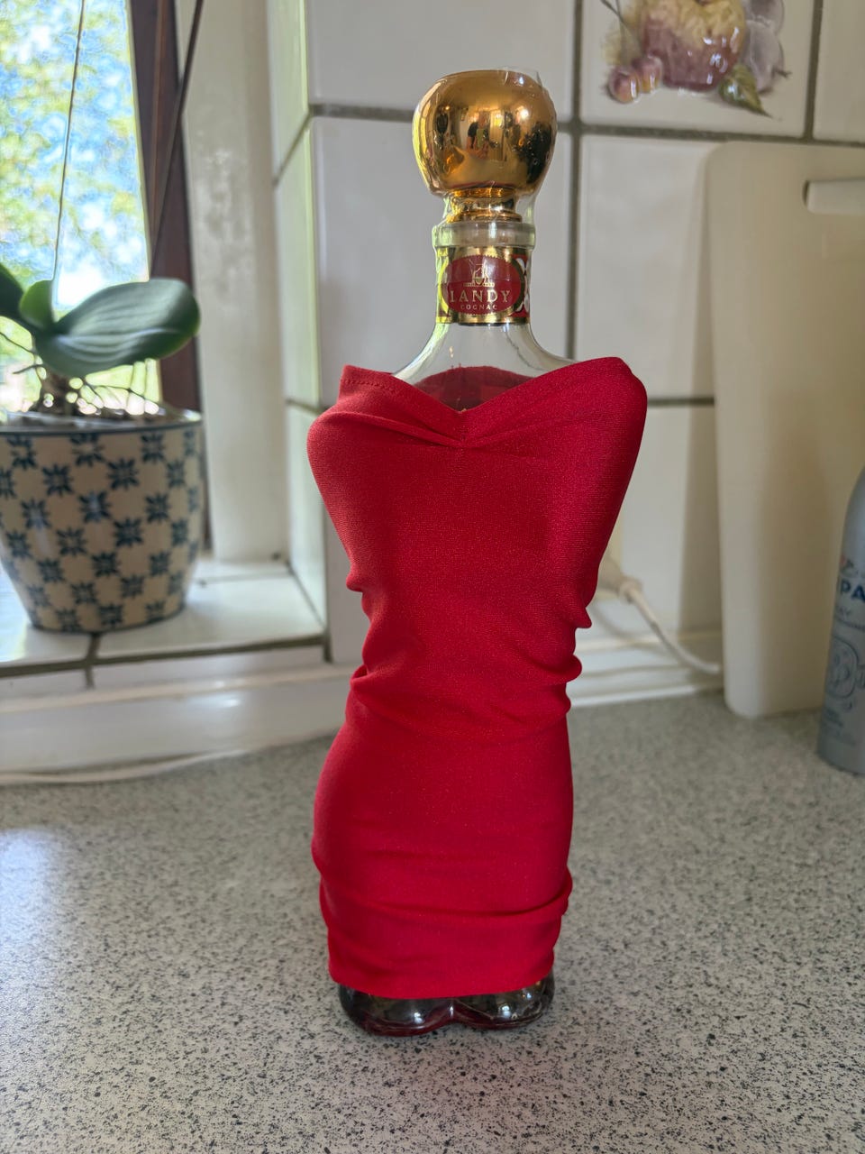landy desir cognac lady in red dress Désir – uåbnet – aftappet 2003 – samlerflaske S26_D1