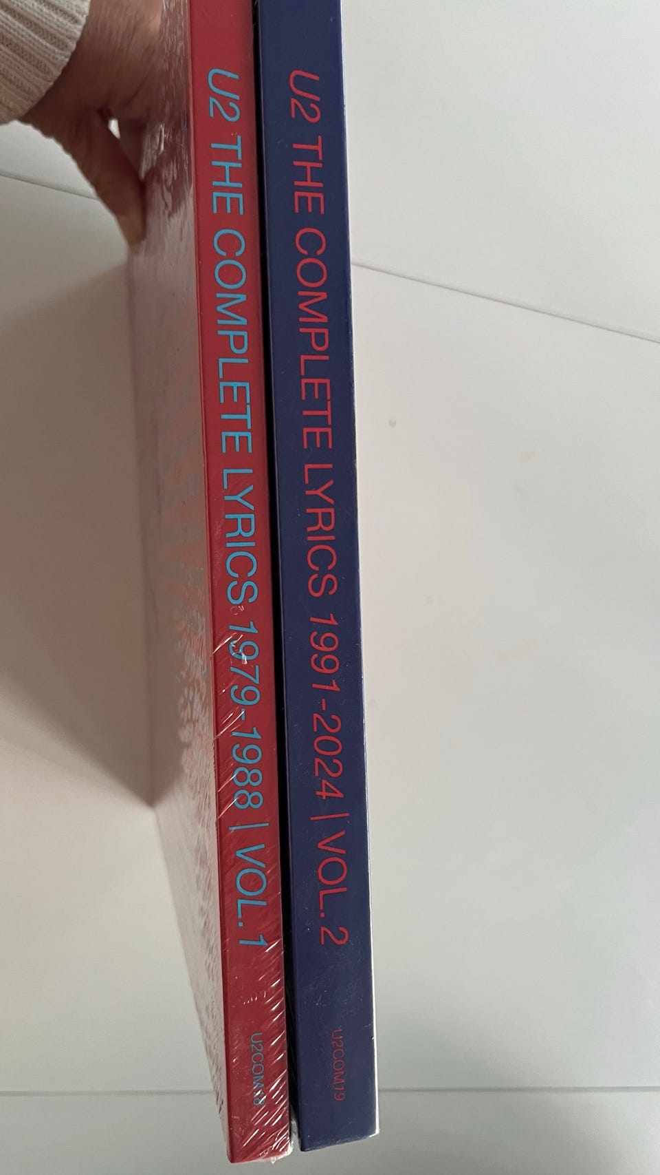 U2 The Complete Lyrics 2-bindsbog 1979-2024 | DBA