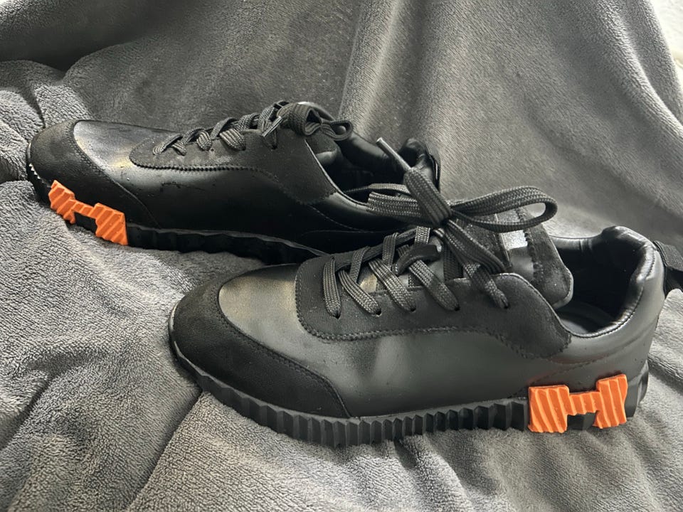 Hermès, Hermès sneakers i læder str 42 sort med orange detaljer