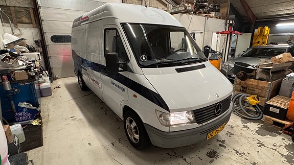 Mercedes Sprinter 212D, snart veteran, god stand!
