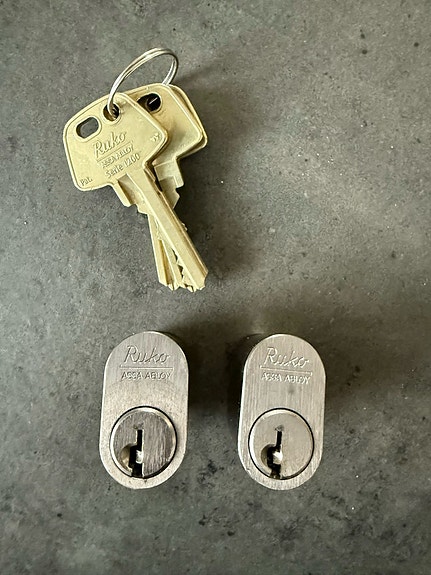 Product image 1 of 2