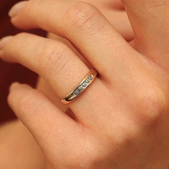 Ring i 10 karat guld, med diamanter