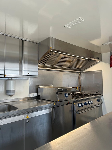 Foodtruck Fuld udstyret klar til brug  , solceller , en ejer , skal opleves