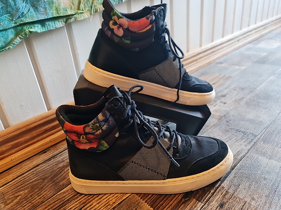 Product image 1 of 3