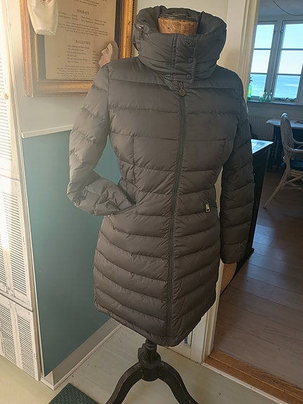 Moncler Service (side 2) DBA