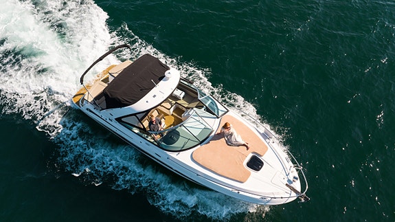 SeaRay 370 Venture – Når luksus, teknologi og design mødes i én uforglemmelig...