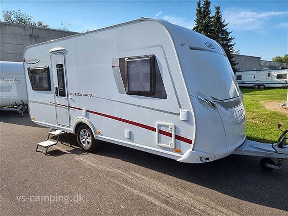 LMC 2019 - LMC Musica 440 D   FLOT OG VELHOLDT CAMPINGVOGN MED FRANSK SENG & RUNDSIDDEGRUPPE I DELVIS LÆDER