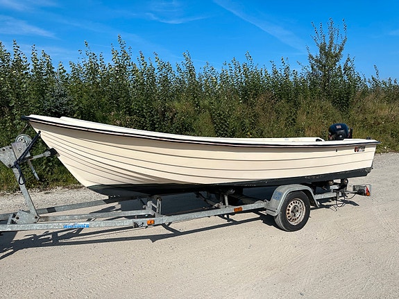 Uttern 5300 med suzuki 25hk 4 takt