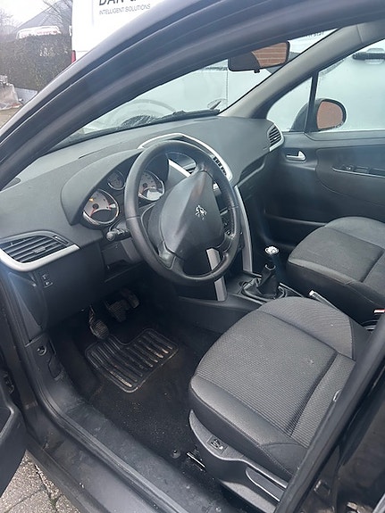 Peugeot 207 2011 photo 3