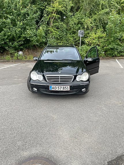 Mercedes-Benz C220 D 2004 photo 2