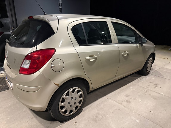 Opel Corsa 2010 photo 2