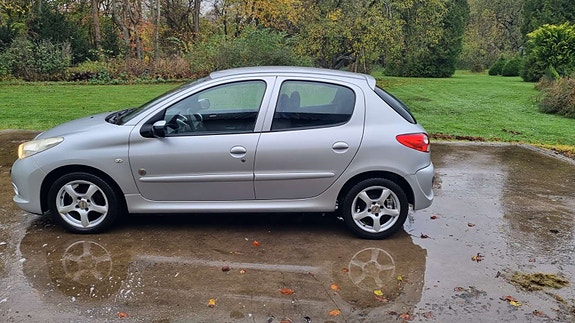 Peugeot 206 2012 photo 2