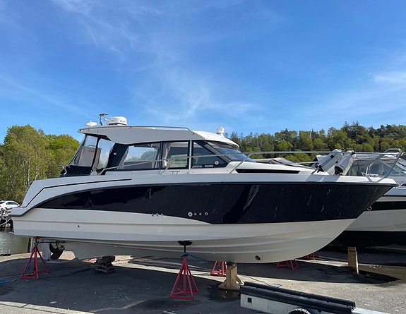 Motorbåd Bella 9000 Utroligt rummelig familiebåd