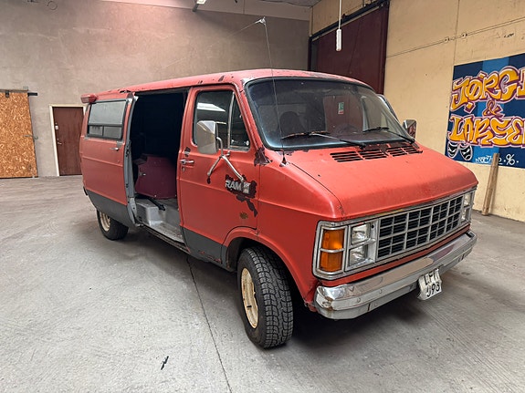 Dodge B250 1983 photo 3