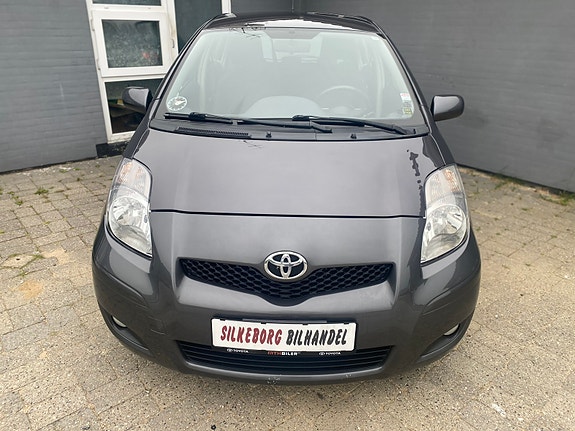 Toyota Yaris 2010 photo 2