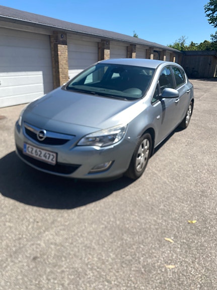 Opel Astra 2010 photo 2