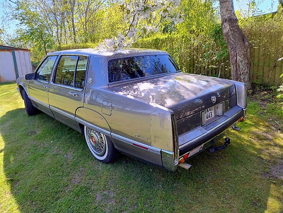 Cadillac Fleetwood 1989 photo 3