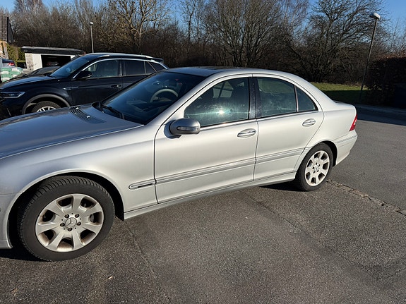 Mercedes-Benz C240 2004 photo 2