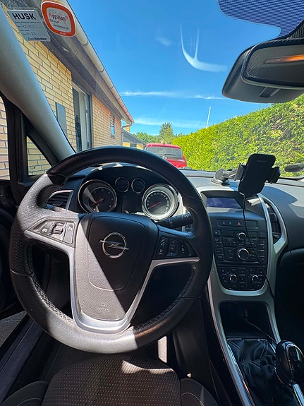 Opel Astra 2012 photo 2