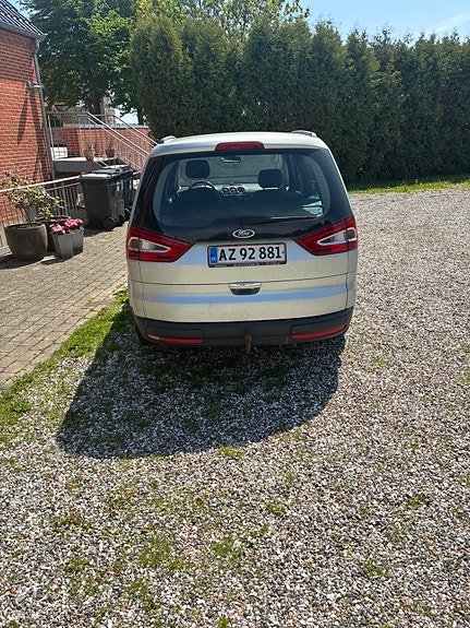 Ford Galaxy 2011 photo 4