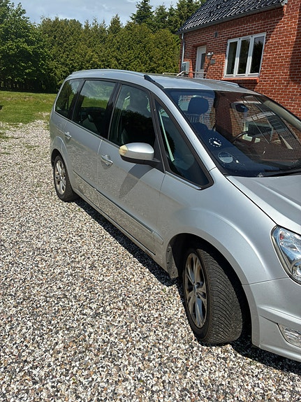 Ford Galaxy 2011 photo 2