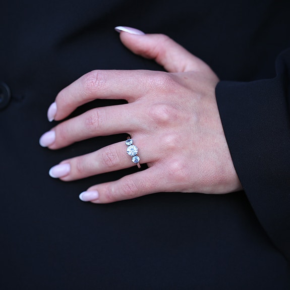 Ring i 14 karat hvidguld (m. Topas x 3)