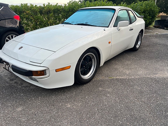 Porsche 944