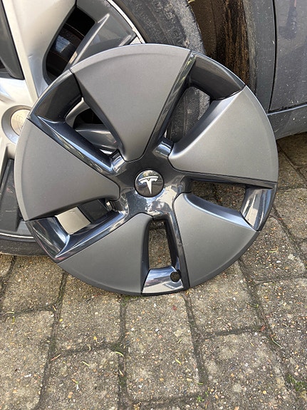 Tesla 3, 4 originale hjulkapsler grå plast.