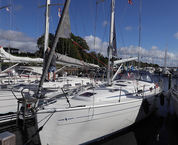 Bavaria 37 fra 2007 er en rigtig klassiker. Rigtigt meget båd og fuldt udstyrett