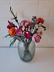 Vase med legoblomster