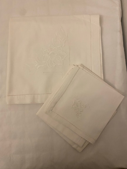 Vintage dug og 8 servietter med smukt blomster broderi