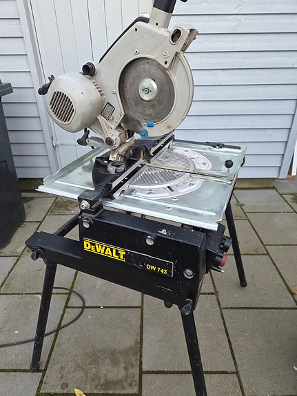 DeWalt DW742 kombisav / kapsav og bordrundsav på stativ