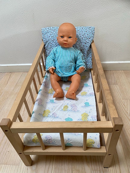 Falca baby dukkedreng med tøj, seng og potte