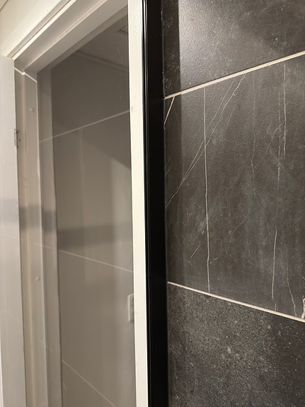 Fjäll Exclusive brusevæg 90 cm – klart glas / mat sort ramme